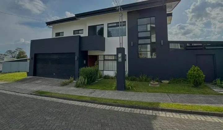 Exclusive house for sale in Sabanilla de Montes de Oca.