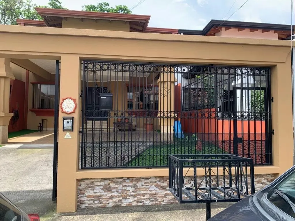 2.5 baños, sala comedor, terraza, cocina con los Muebles’ de Granito, alacena, patio pilas y Rancho BBQ