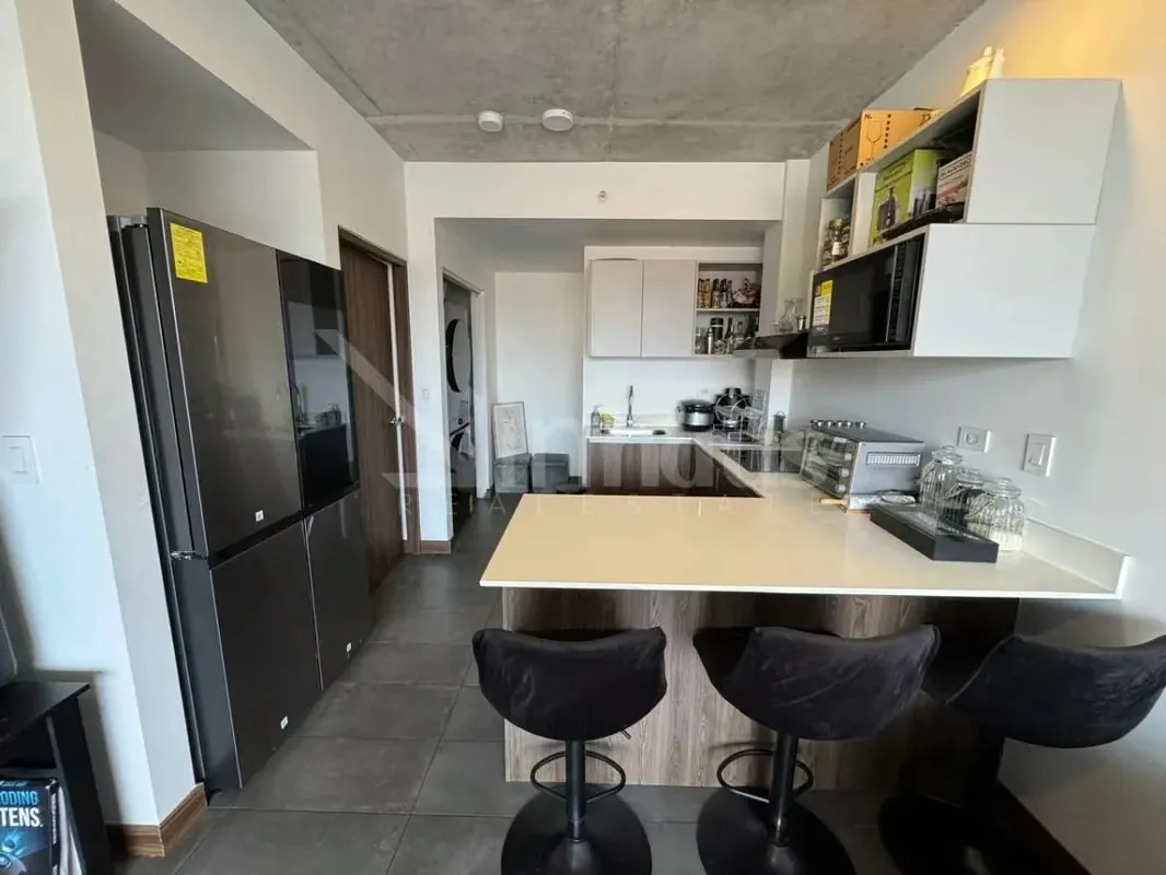 El apartamento tiene un vestíbulo, closet de área de pilas, espacio social abierto de cocina con desayunador y sala con ...