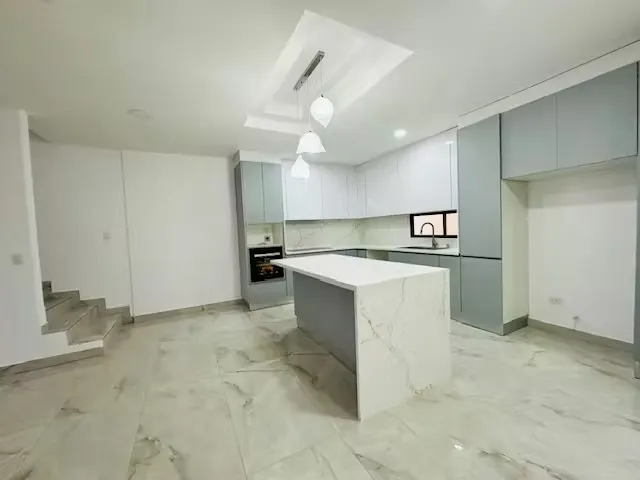 Esta casa de acabados modernos puede ser su nuevo hogar. Ubicada en un condominio con amenidades, seguridad y tranquilidad, cerca de ...