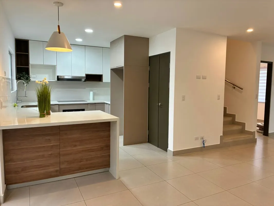 Venta de casa en Distrito San Juan - Única con habitación y baño completo en primer nivel 5933