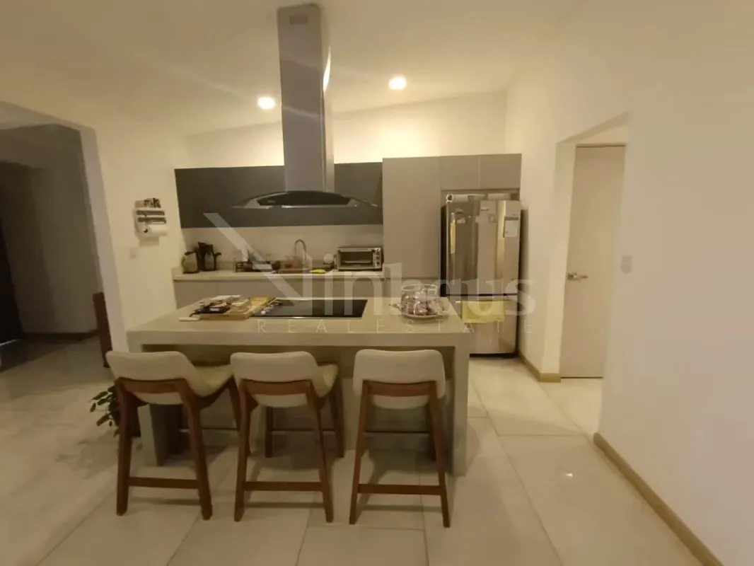 Al ingresar tenemos un hall de entrada, medio baño para visitas. Sala y comedor integrados a la cocina. Isla con desayunador. Cuarto ...