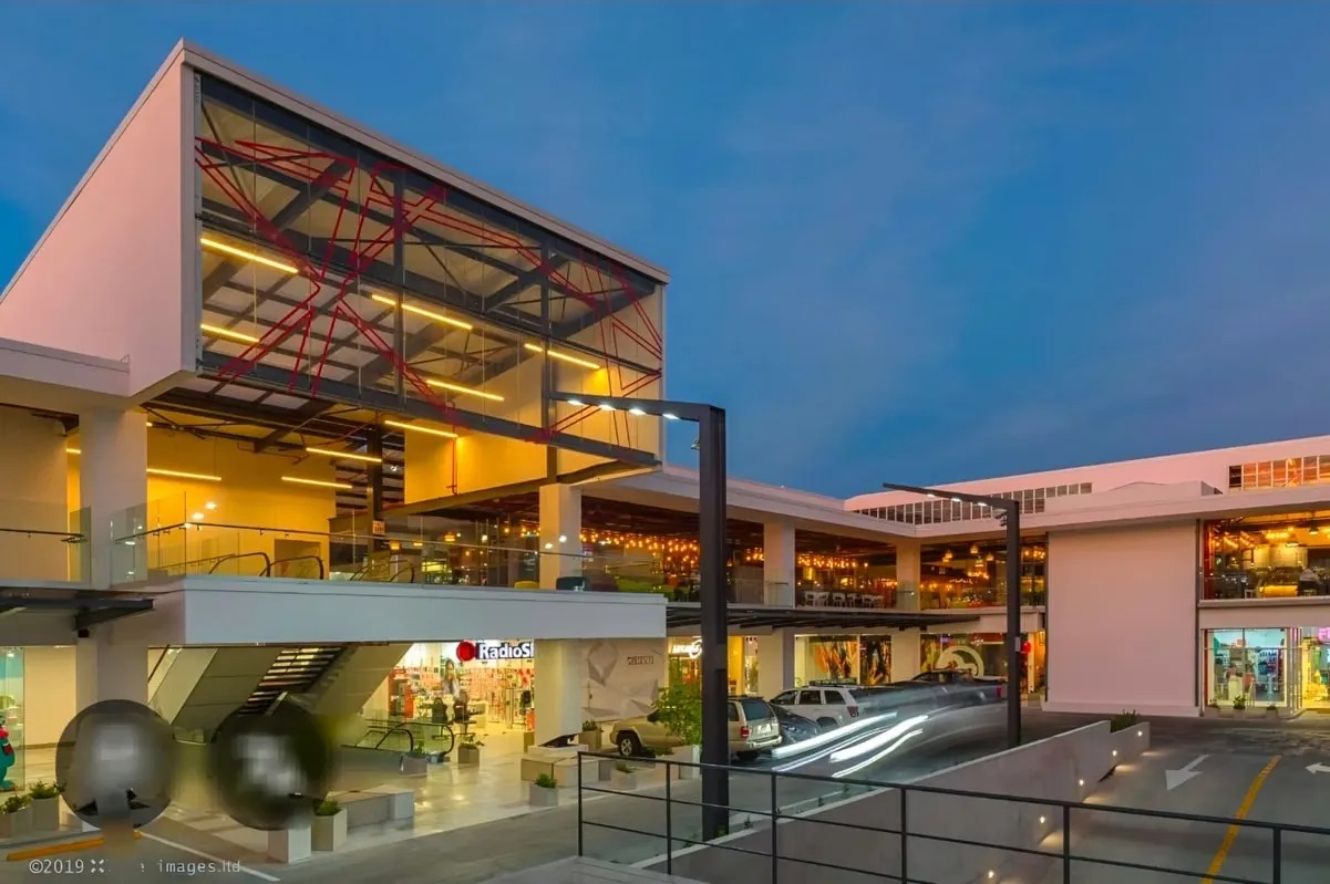 84 m² commercial space located in a dynamic, high-traffic shopping center in downtown Santa Ana.