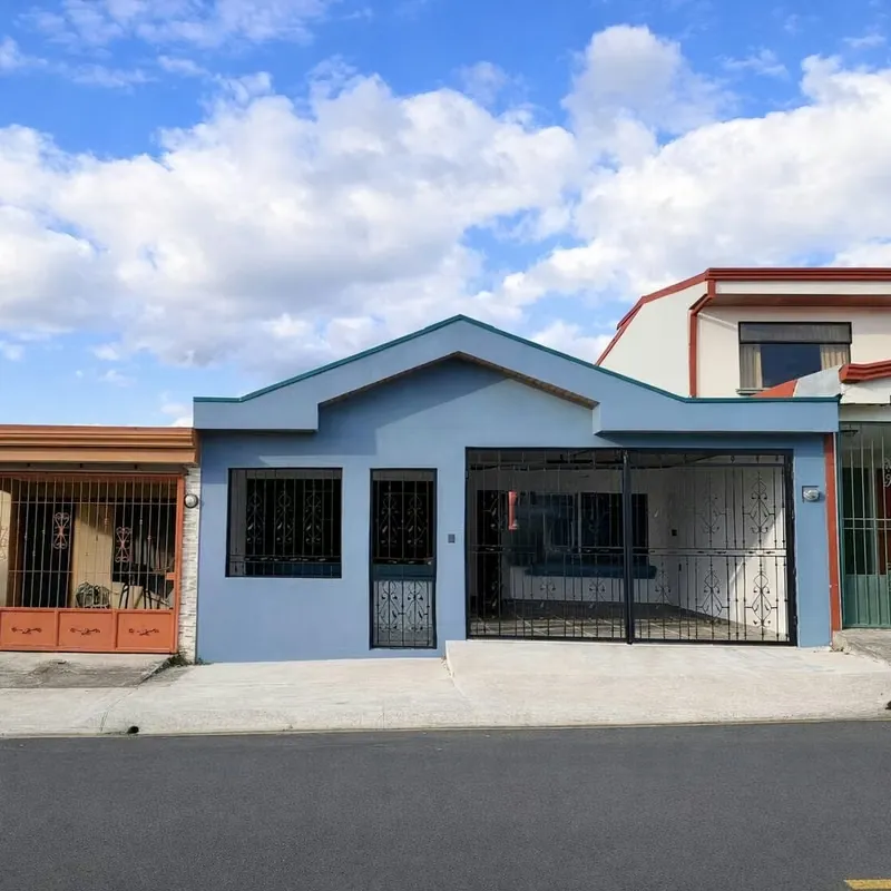 Excelente oportunidad de adquirir una hermosa casa recién restaurada, con sistema eléctrico nuevo, pisos y techos renovados, finos acabados y abundante luz natural que brinda ...