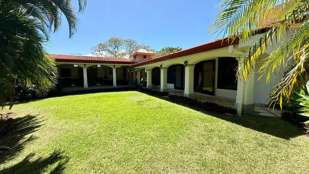 Venta Casa Heredia Ciudad Cariari | Amplio Jardín y Garaje para 4 Vehículos