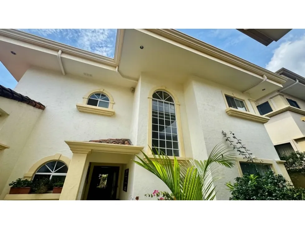 En alquiler esta elegante casa en exclusivo Condominio La Jolla, en Belén de Heredia. Perfecta para quienes buscan comodidad, ...