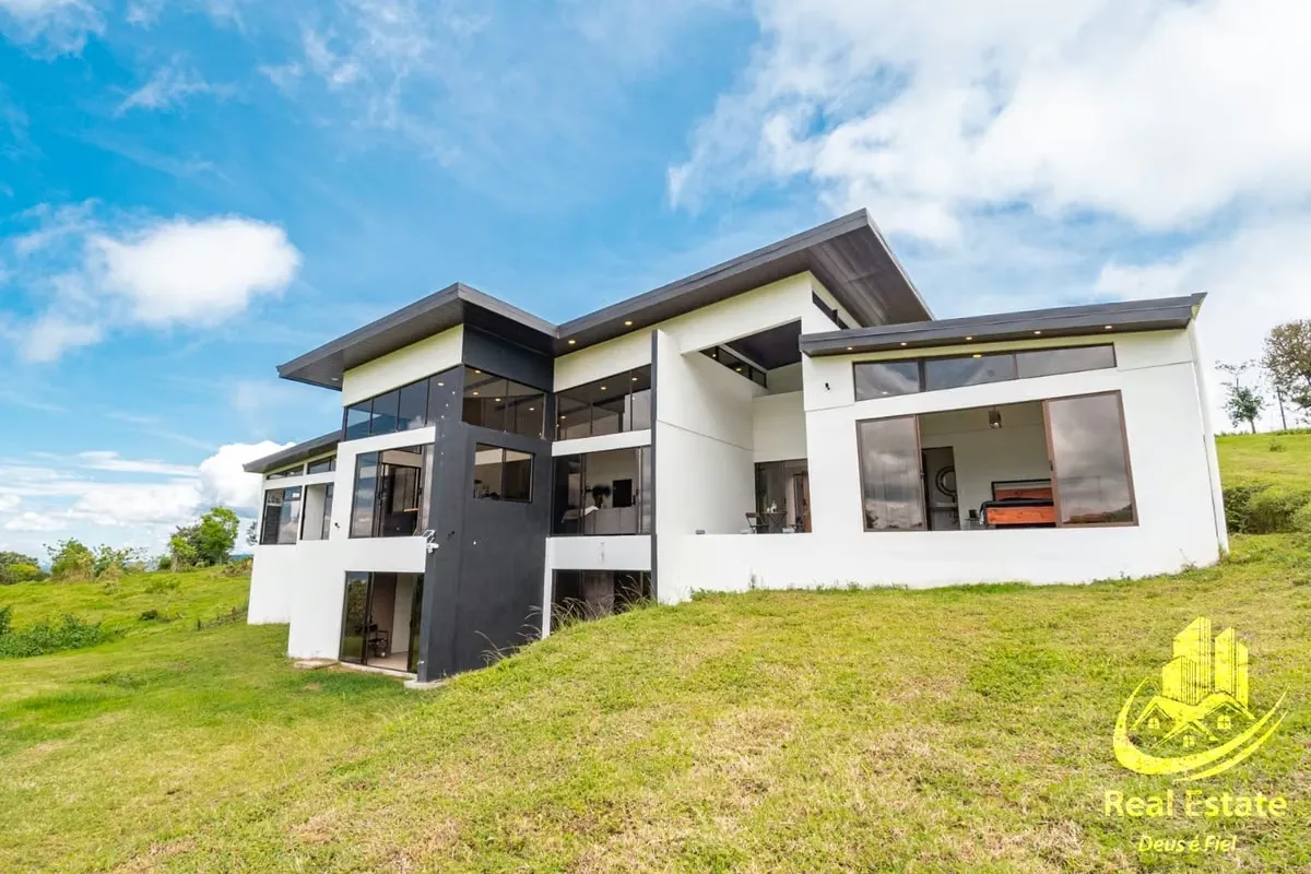 Espectacular residencia contemporánea de montaña, ubicada en Cascajal, Vásquez de Coronado, en un entorno natural de ...