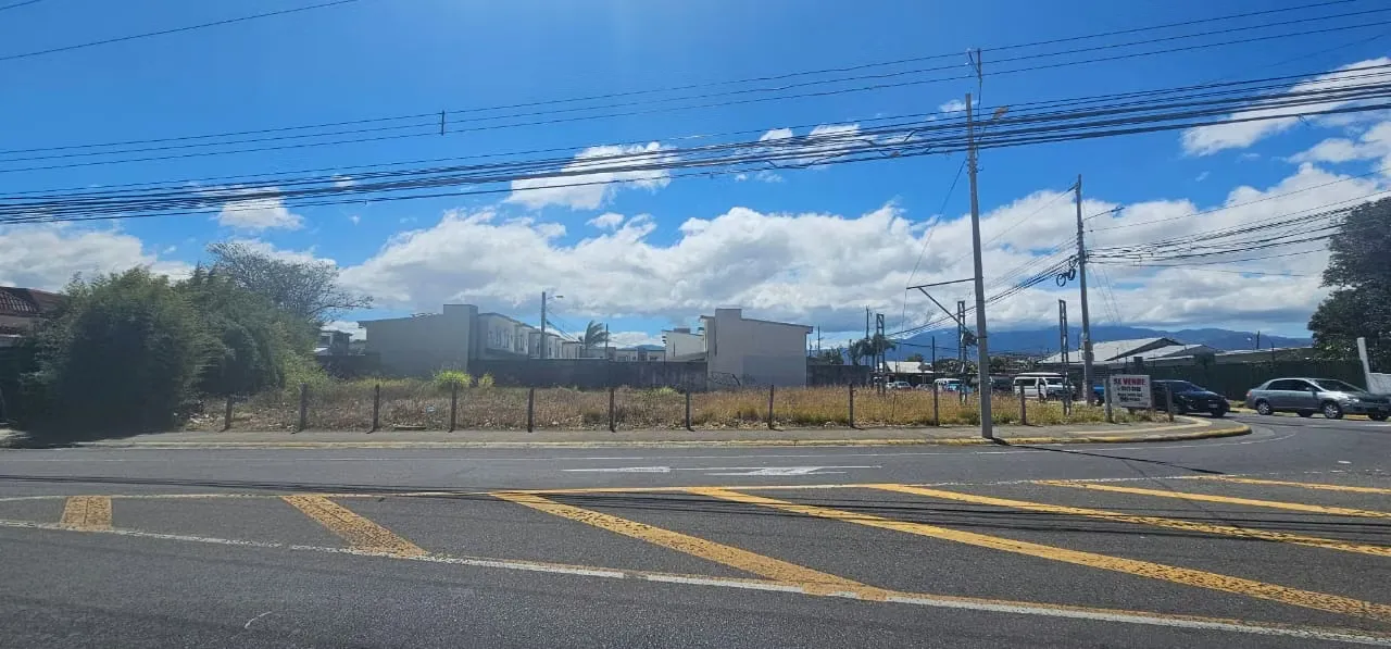 Corner lot for sale in San Pablo de Heredia, across from Maxi Pali.