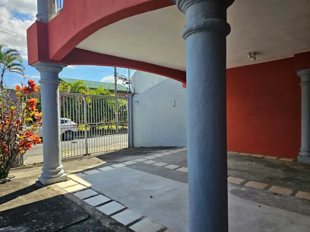 Casa cerquita de la UCR…en Mercedes de Montes de Oca, 2 pisos, 4 cuartos, 3,5 baños