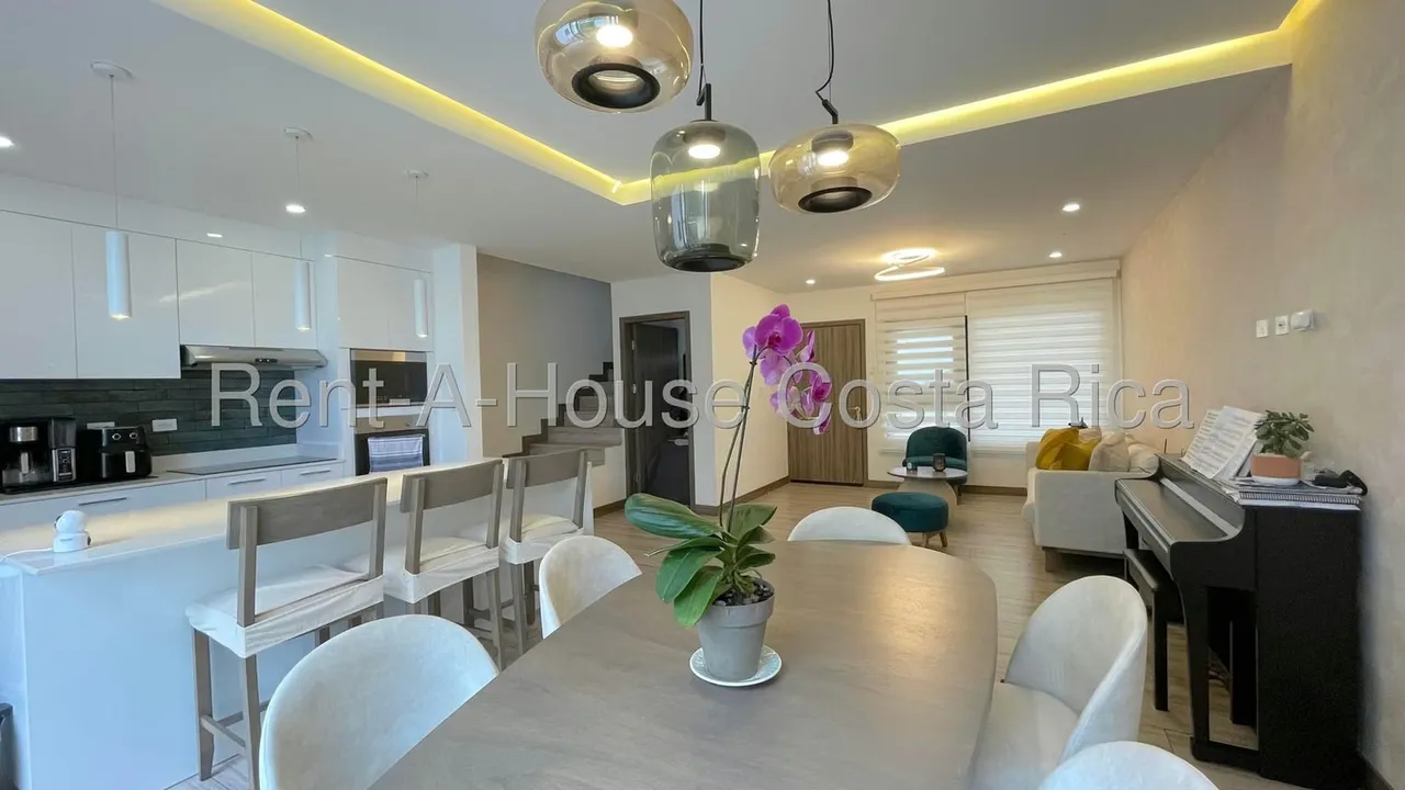 Se vende casa en San Antonio de Escazú. Lista para mudarse.