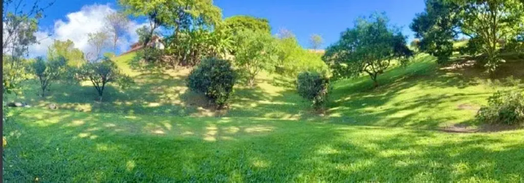 Amplio lote de 1.444,50 m² en exclusivo club campestre privado, ideal para desarrollar residencia amplia con áreas verdes.