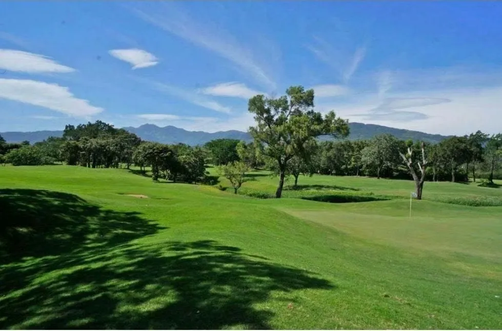 Aproveche esta excelente oportunidad de inversión en una de las zonas más exclusivas de Cariari Golf Club, Ulloa de ...