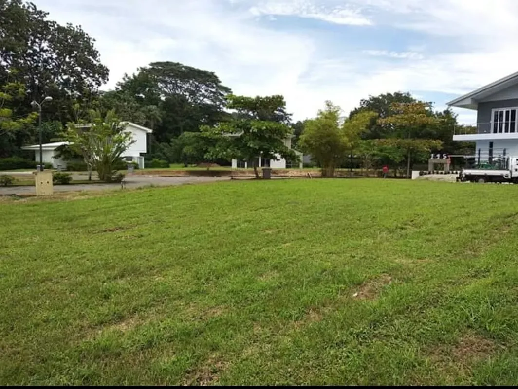 Se vende lote en condominio Bambu. Entrada de Punta Leona.