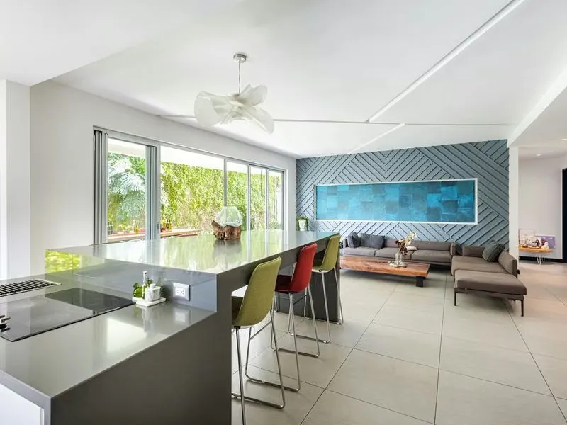 Spacious 255 m² Apartment with Private Garden in a Residential Area of Santa Ana
