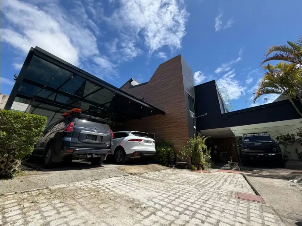 Venta de moderna casa en Cartago, por Walmart Los Ángeles