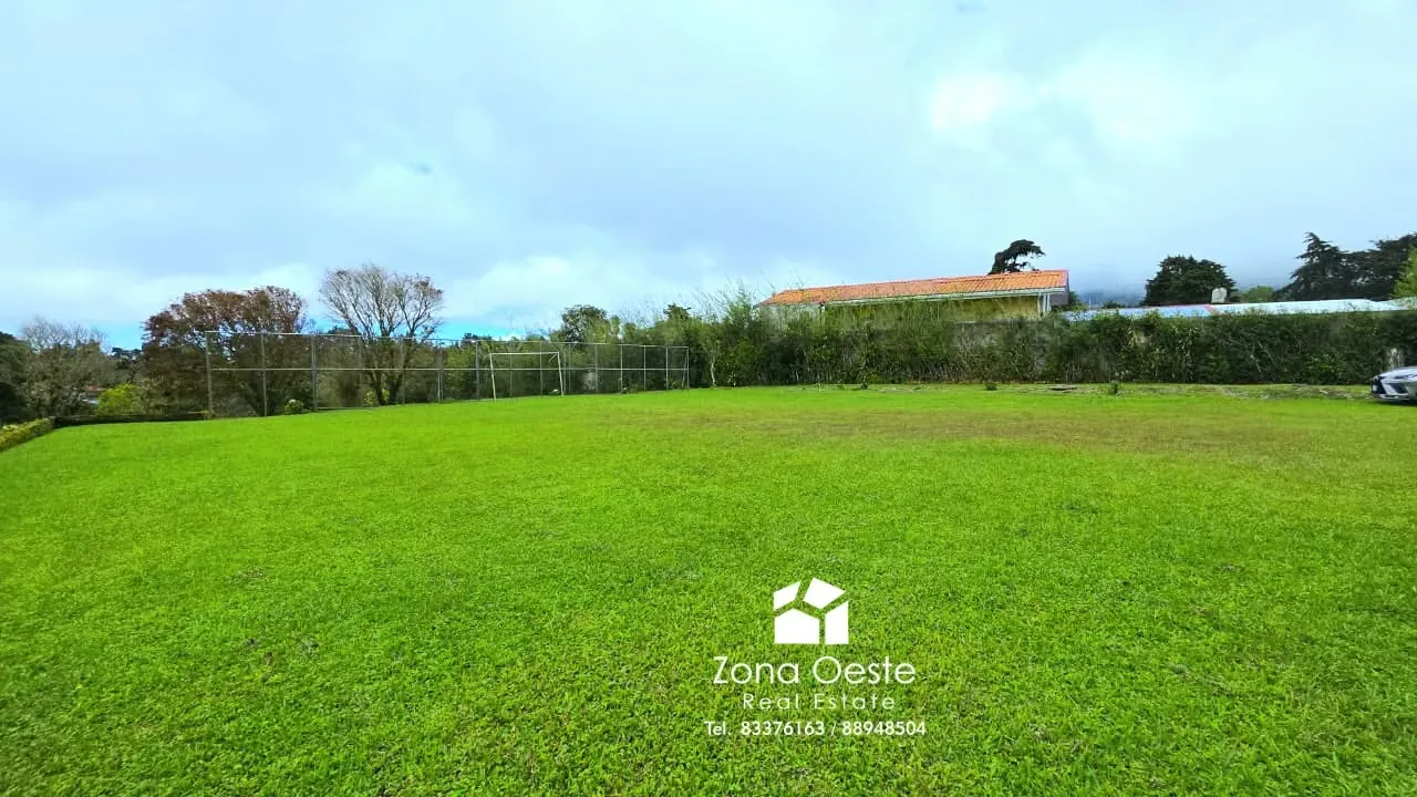 Spectacular property for sale in Santa Elena – 1 hectare with mixed-use zoning
