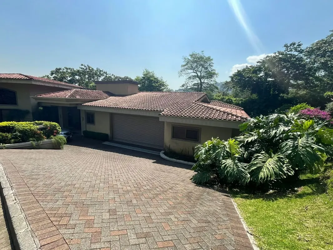 Se vende amplia casa en Condominio Jaragua-Brasil De Mora