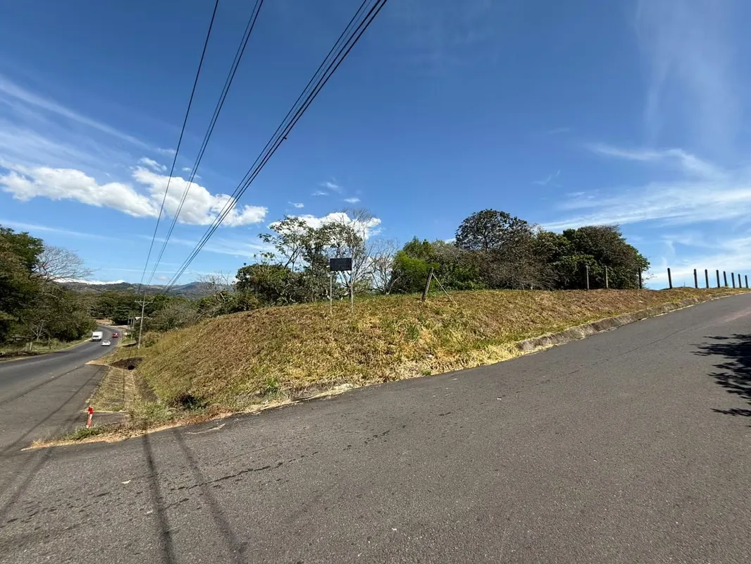 Beautiful corner lot for sale located on Cuatro Esquinas, Orotina, in a high-growth area with excellent appreciation potential.
