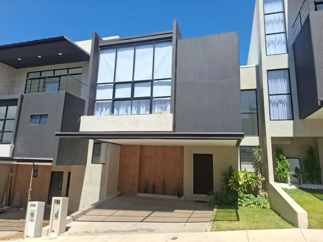 Casa nueva en condominio para alquiler en Guachipelín de Escazú.