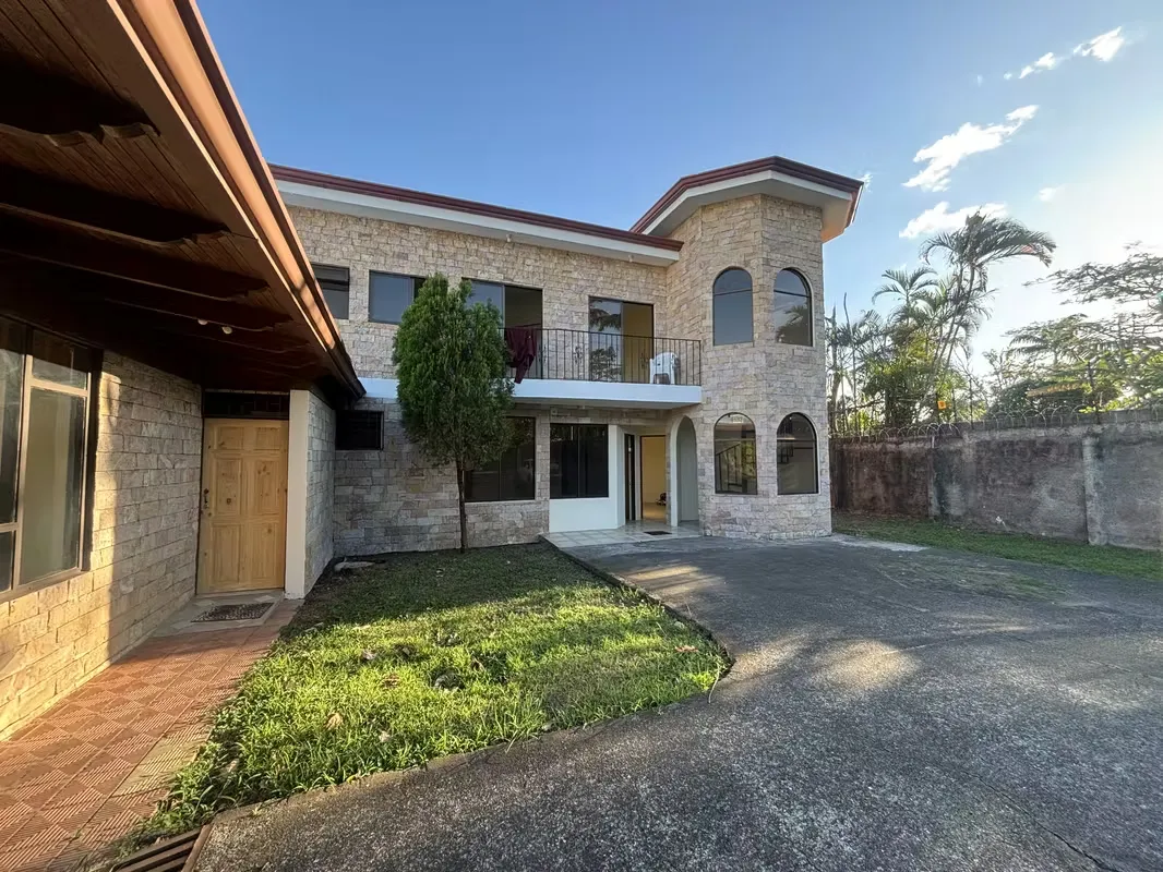 Located in La Garita de Alajuela, on the main road and just 200 meters from INCAE Business School, this property stands out for ...