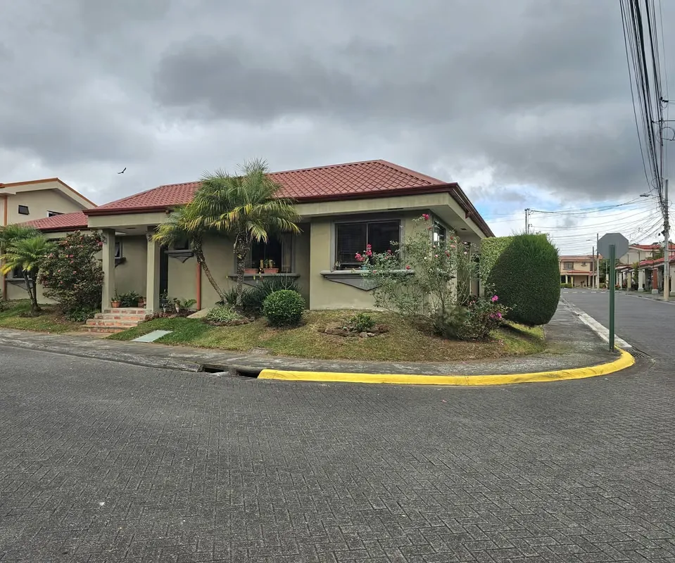 Casa una planta con jardín Condominio Arandas, Sabanilla. Montes de Oca