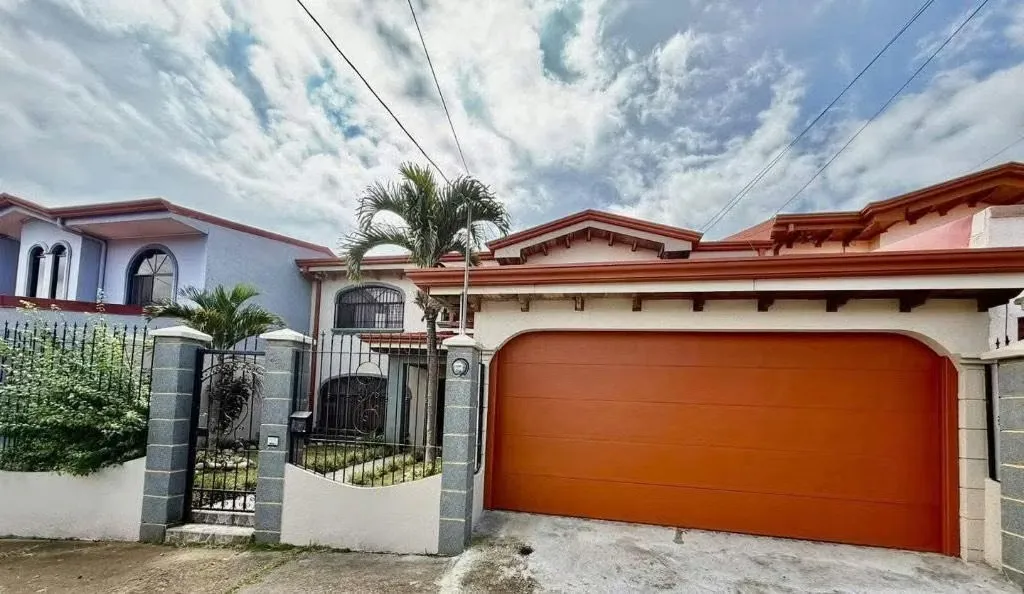 House for SALE in Private Residential, San Pablo de Heredia.