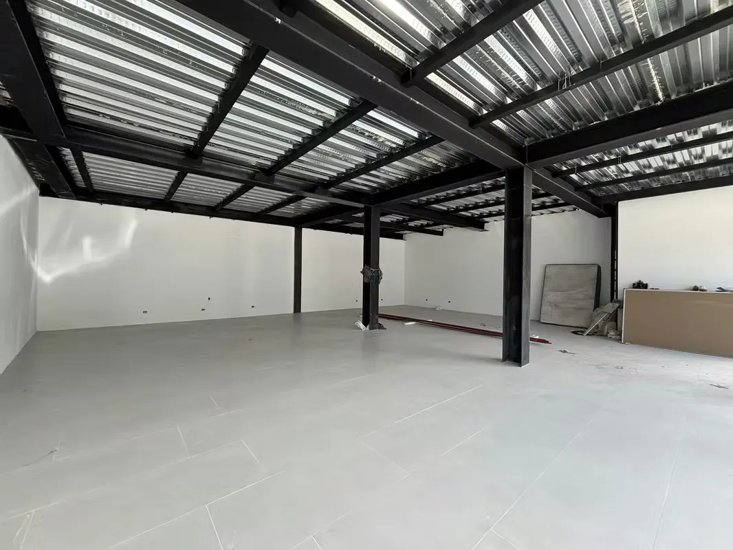 Si buscas visibilidad, flujo constante de clientes y una ubicación estratégica, este local es para vos. Local comercial en primer piso de ...