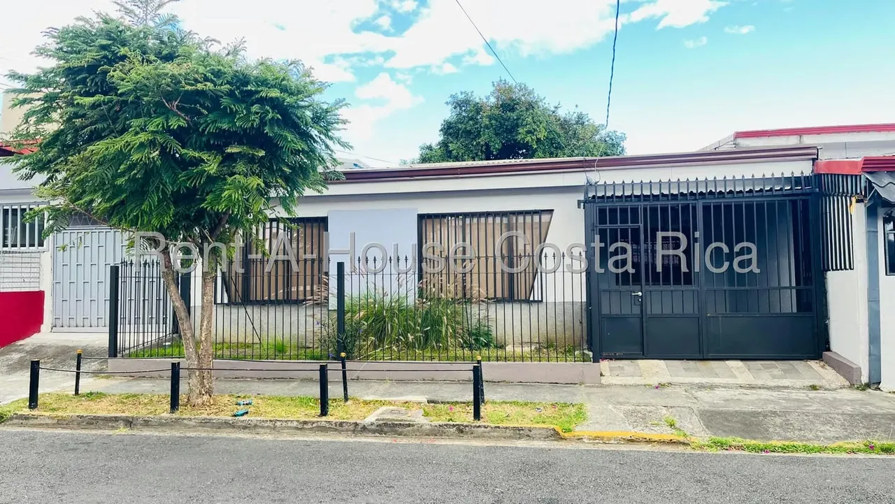 Esta hermosa casa ofrece una ubicación estratégica, a solo minutos de centros comerciales, supermercados, farmacias y ...