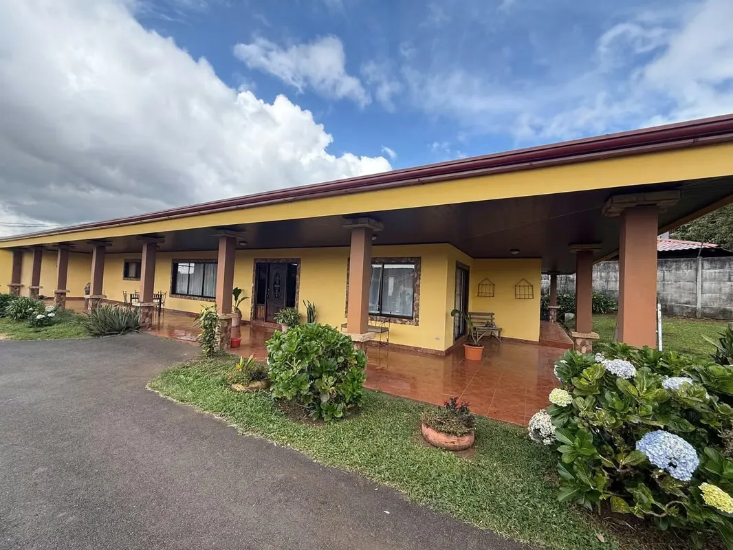 HOUSE FOR SALE with APARTMENT in Concepcion de San Rafael de Heredia.