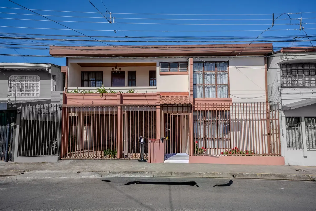 Propiedad comercial de alta calidad con gran potencial de revalorización en el corazón de San Ramón. Construida en concreto con pisos y techos de madera, esta sólida ...