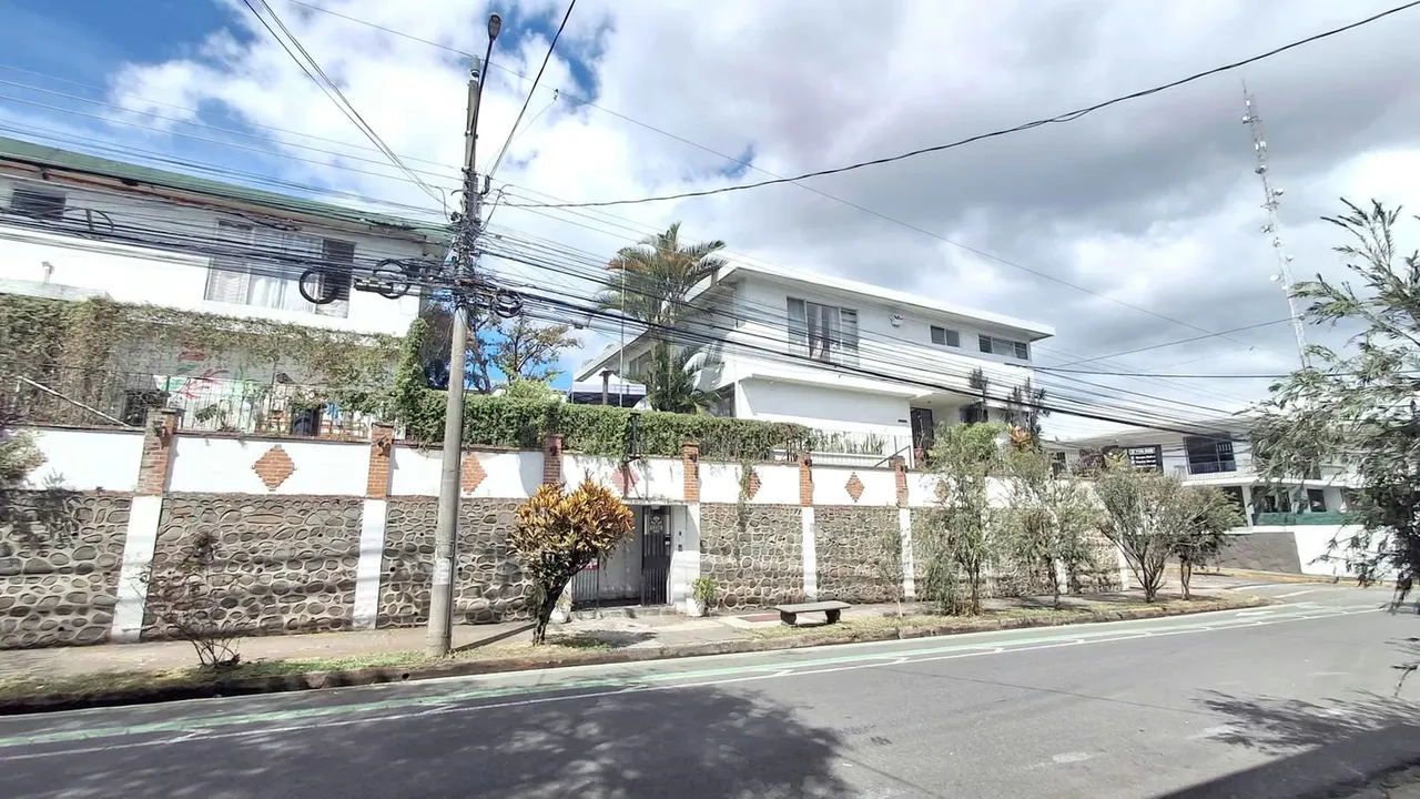 Venta de propiedad comercial esquinera en lote de  1010 m2 Los Yoses Montes de Oca