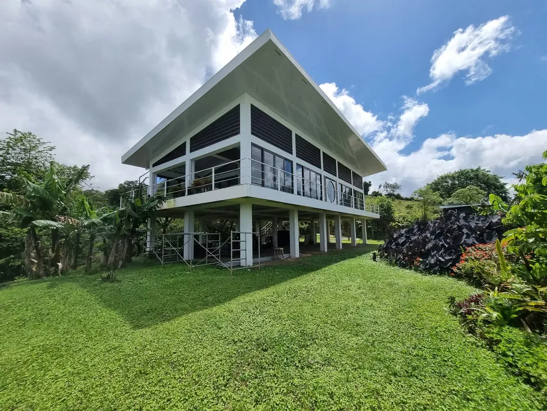 Hotel en venta - Vistas increíbles al lago Arenal