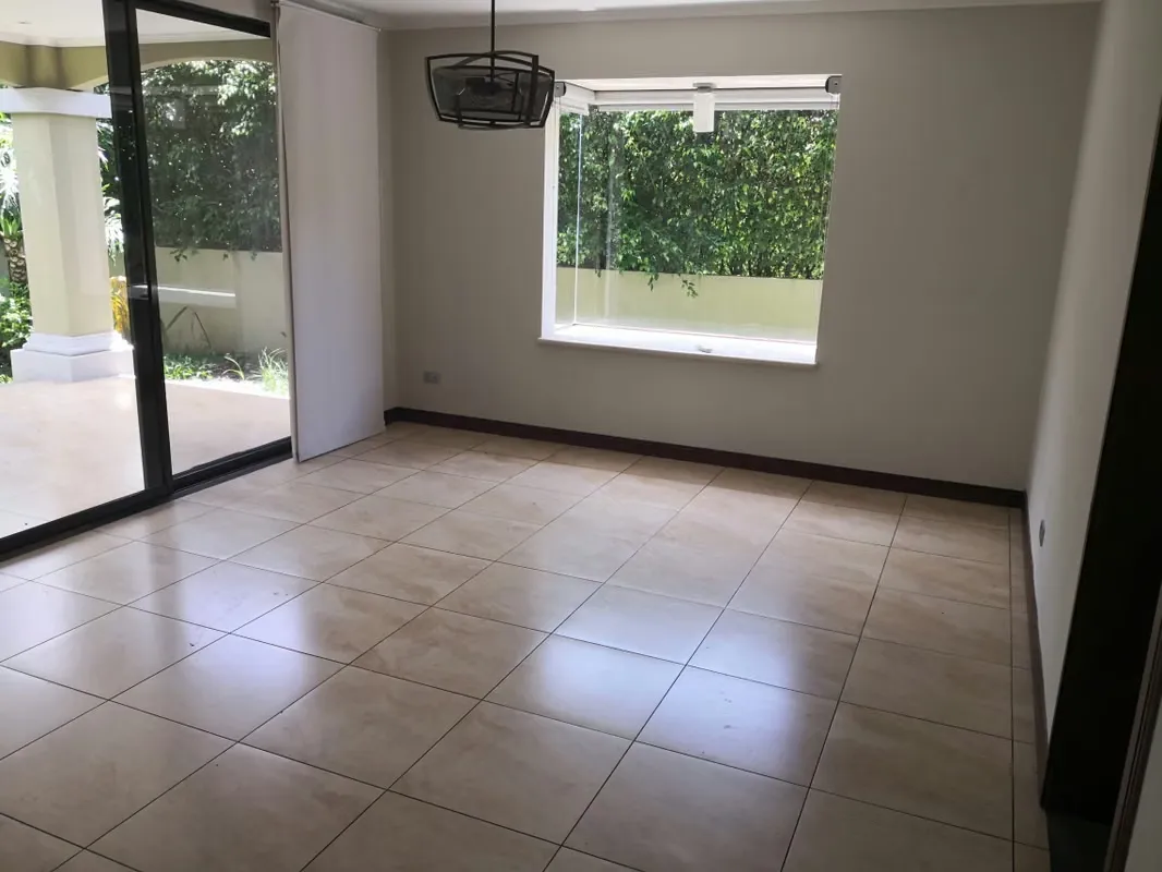 Sala, comedor, cocina, cuarto de pilas, cuarto de servicio, 2 parqueos, terraza, baño de visitas, bodega, sala de TV, 3 dormitorios, 2 ...