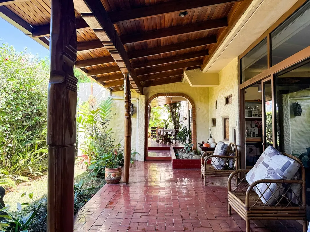 Casa en lote esquinero con vista al campo de golf – Cariari