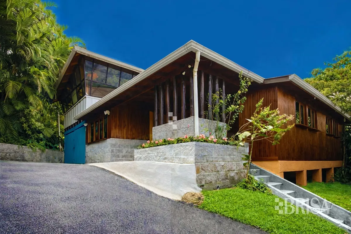 Property in San Antonio de Escazú with a spacious lot and two fully independent units.