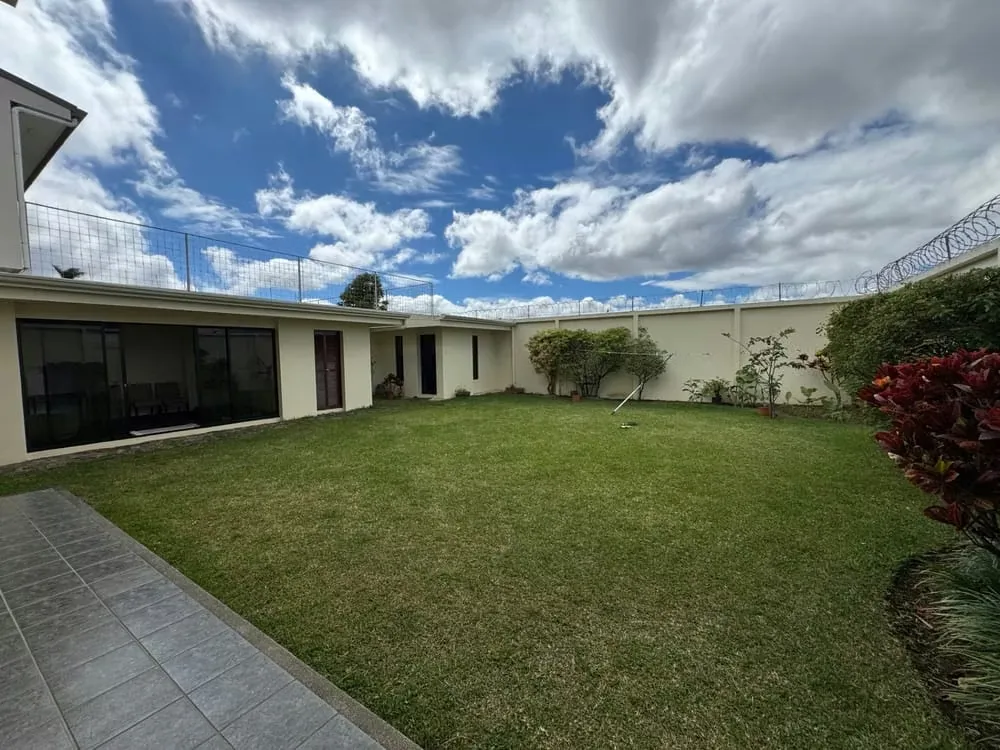 Exclusive Residence in Quinta Guayabos – Luxury, Spaciousness and 24/7 Security