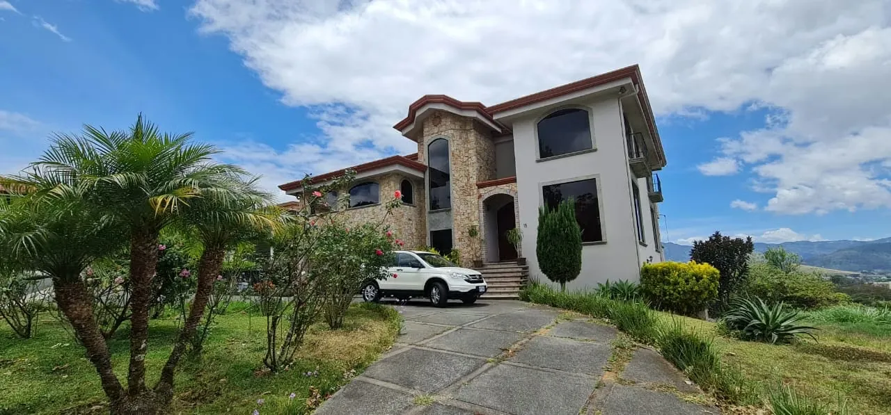 Mansión de Lujo con Vistas Panorámicas en Hacienda Gregal: Exclusividad, Naturaleza y Confort