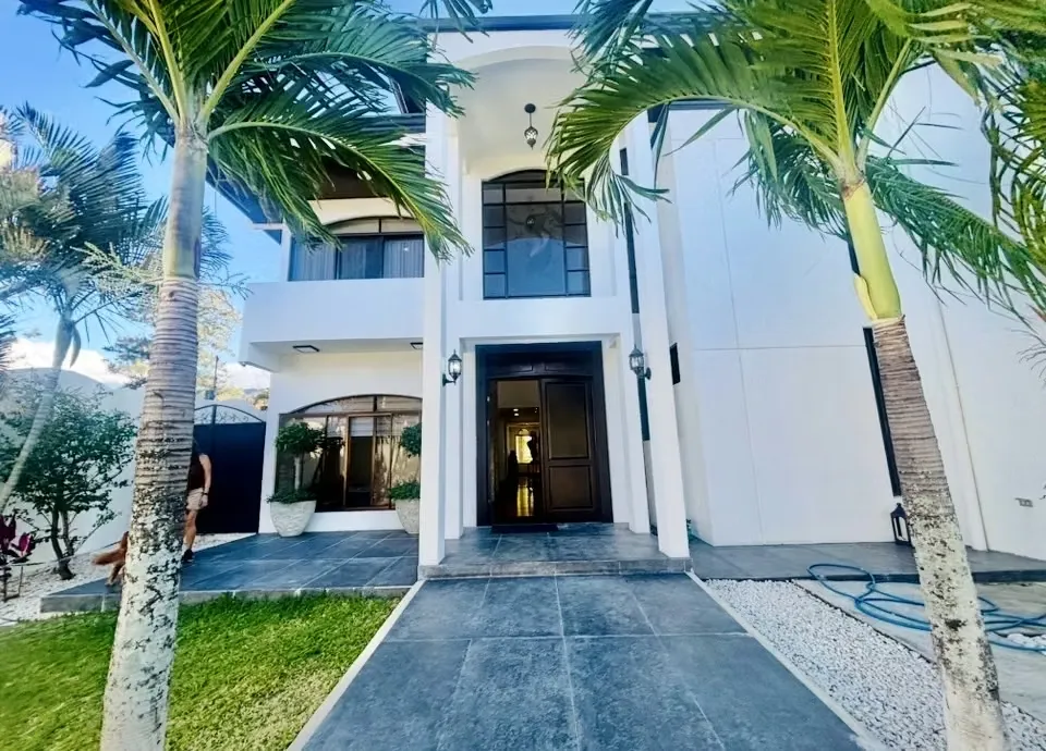 Rebajado. Venta o alquiler de casa con piscina, en residencial exclusivo, en Santa Ana, Piedades.