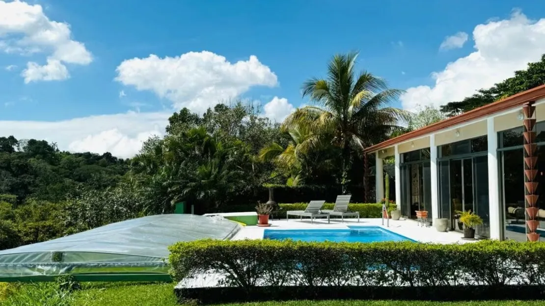 Elegante casa con piscina y 5000m2 con grandes vistas de San Jose