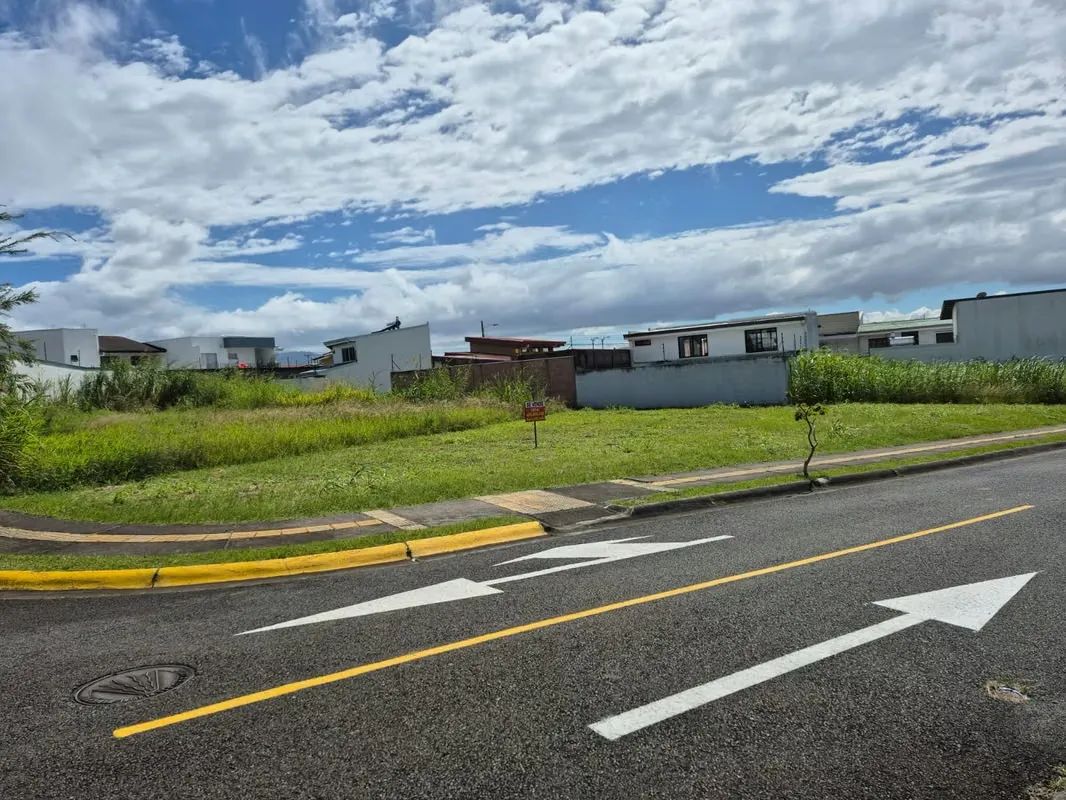 SETTLEMENT OF 361 m ² in the Residencial El Portillo in San Isidro de Heredia