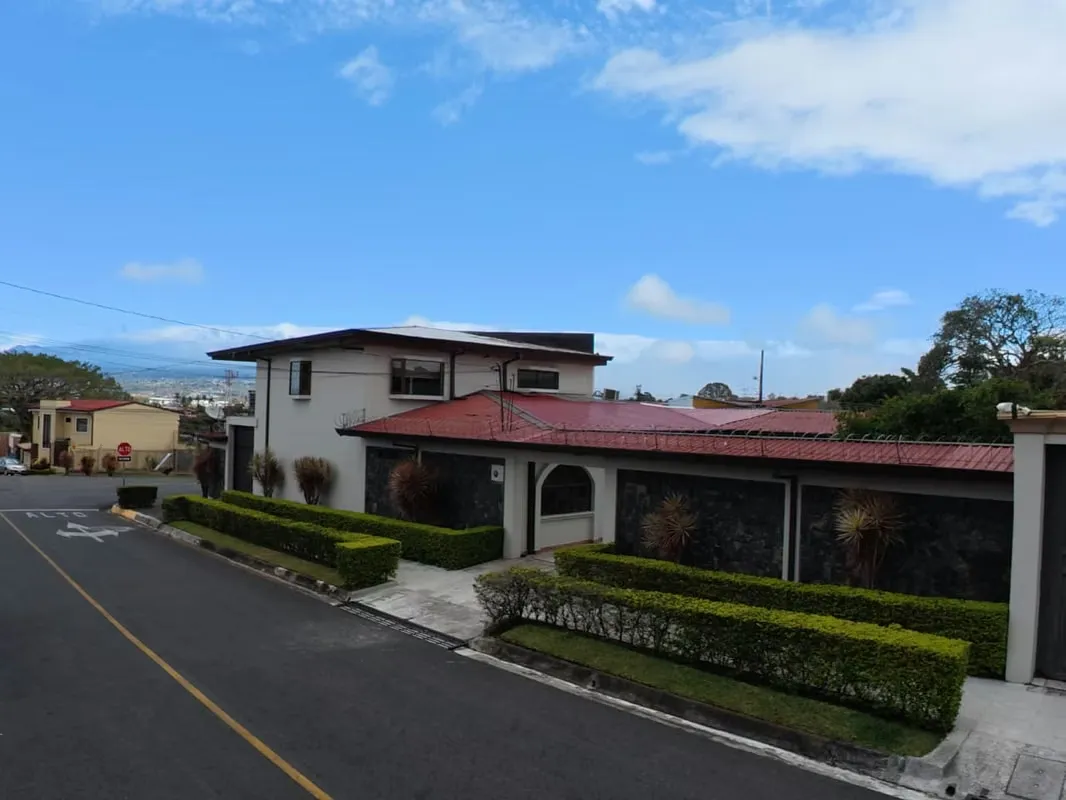Casa  ubicada en uno de los condominios más exclusivos de Santo Domingo de Heredia. (JS 1322 18)