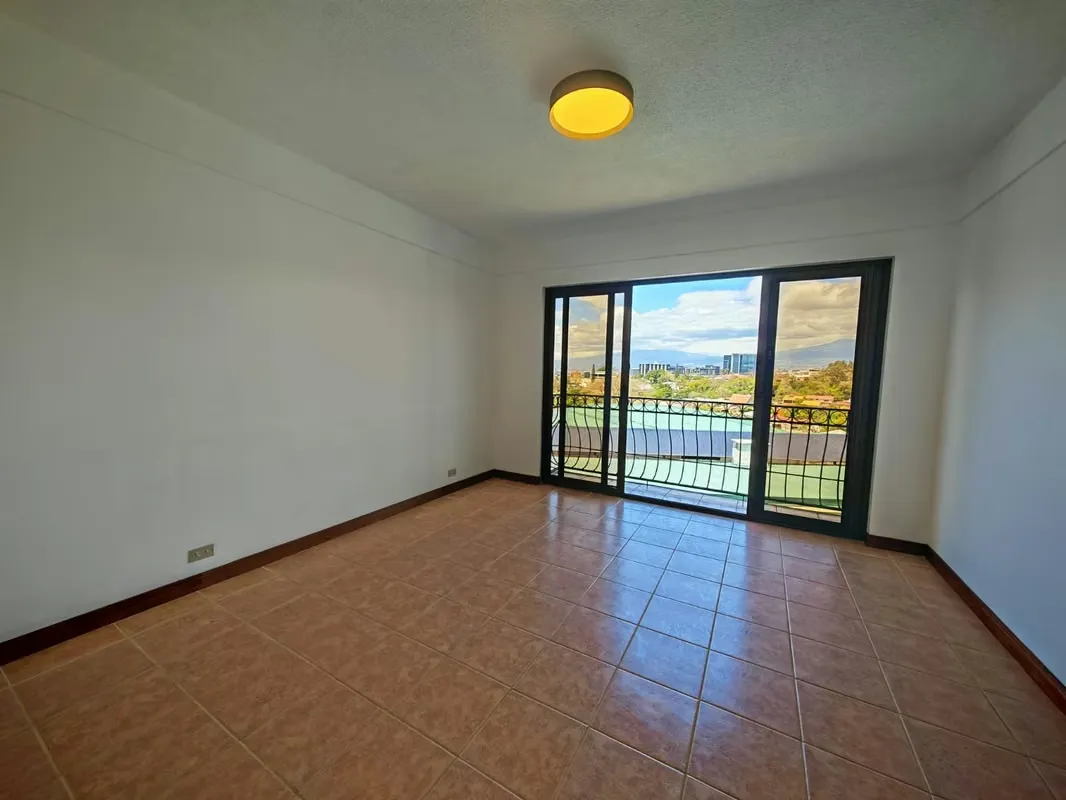 Se alquila apartamento grande en Escazú.