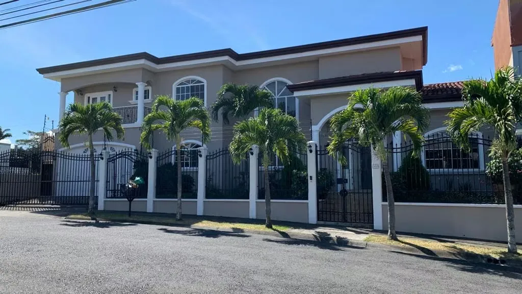 Casa en Venta en Heredia Ciudad Cariari | Jardín, Piscina y Ubicación Premium