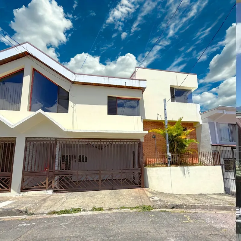 Casa en venta: 3 Habitaciones en Guadalupe Goicoechea con Ubicación Céntrica y 244 m²