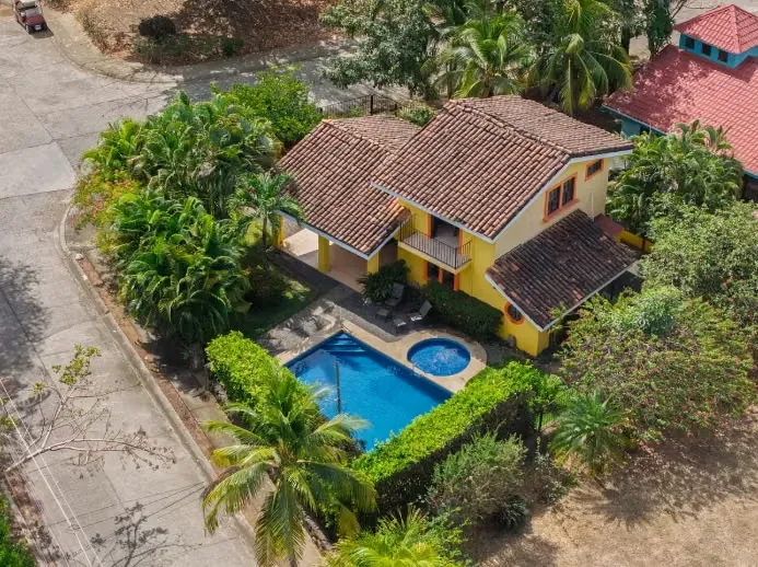 Playas de Coco. Casa con piscina - residencial LAS PALMAS - 400mt de la playa