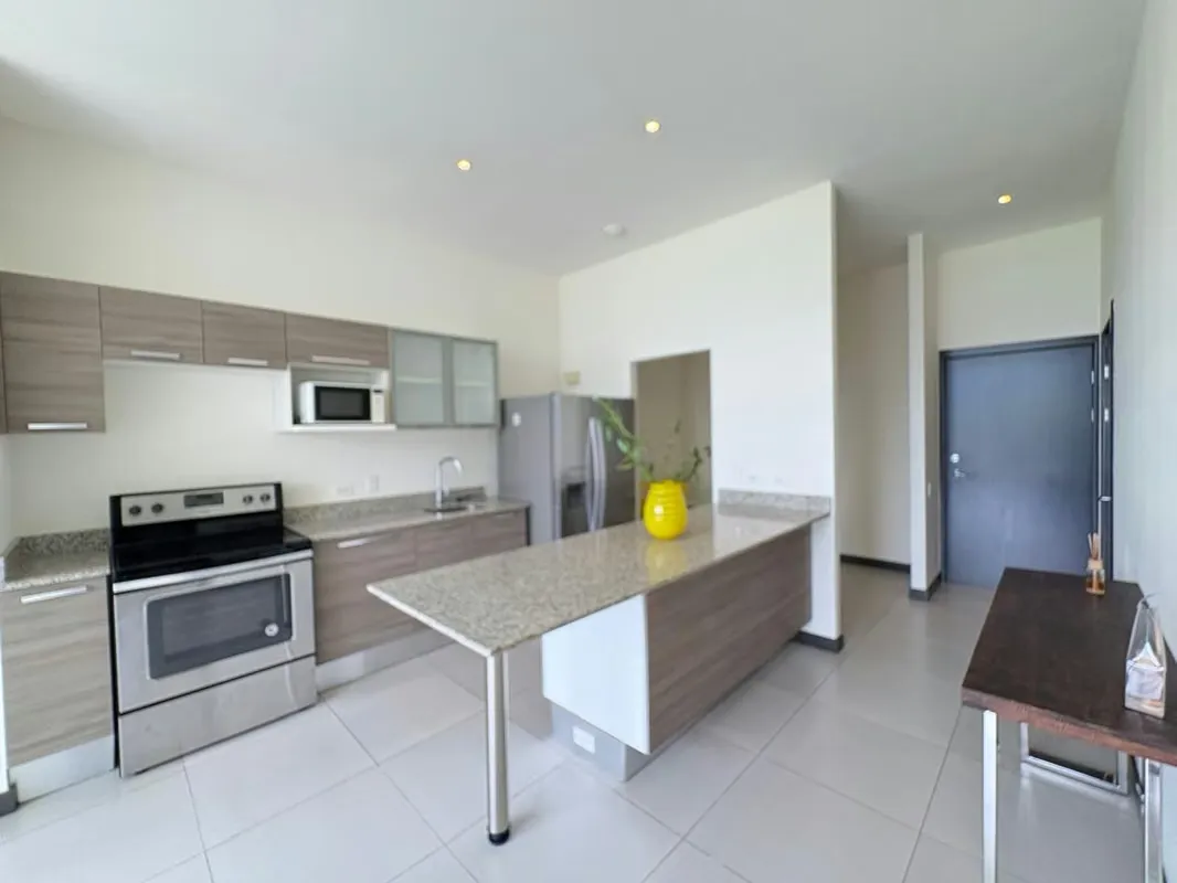 SE ALQUILA HERMOSO apartamento, semi amoblado, Torres de Heredia