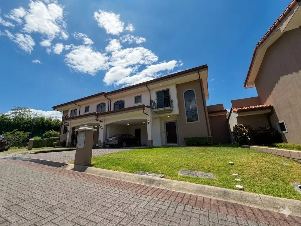 HOUSE FOR RENT IN HACIENDA LOS REYES, GUÁCIMA