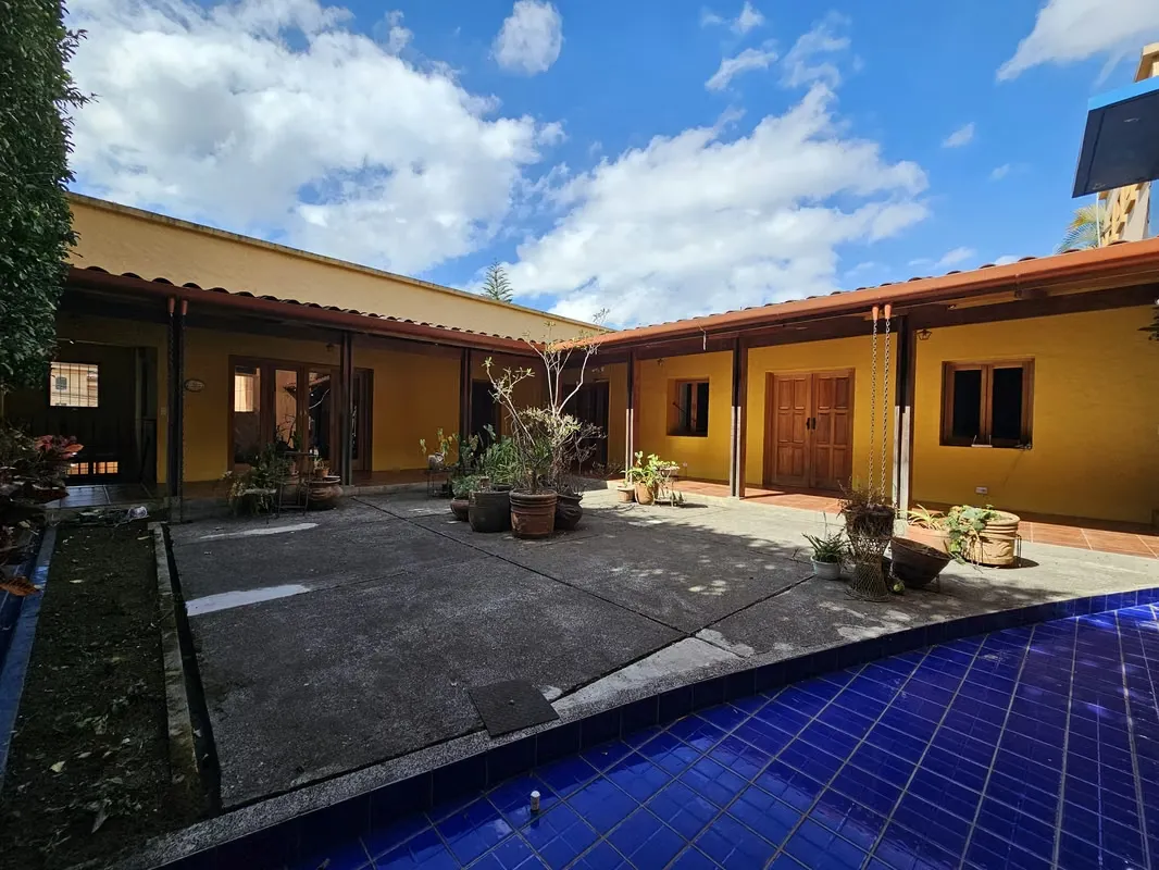 SELL TWO-STOREY HOUSE IN RESIDENTIAL ALTAMONTE GRANADILLA