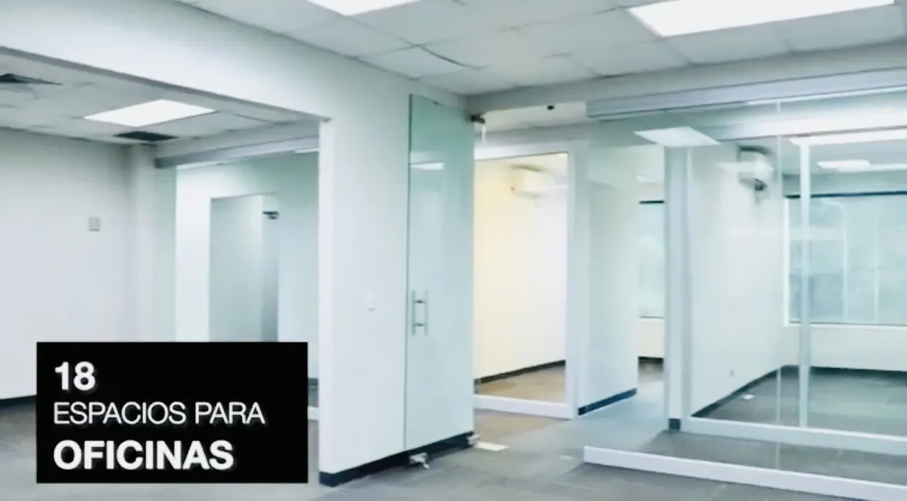## **Office for Rent in Lindora, Santa Ana | 530 m² | 8 Parking Spaces | Shopping Center**