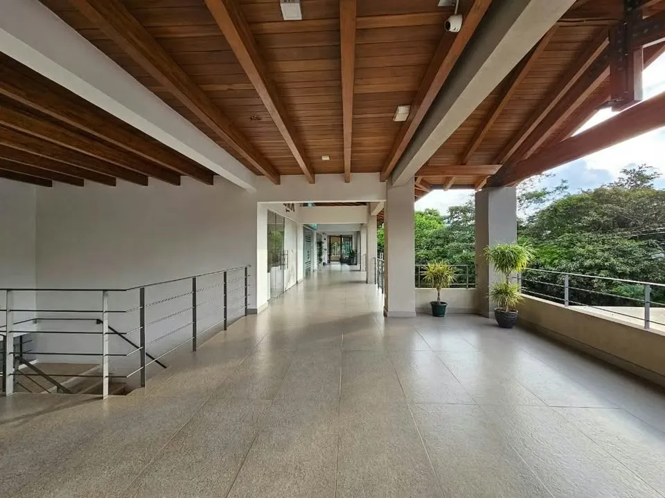 Centro comercial ideal , farmacias, dryclean, oficinas y consultorios, cuenta con una ubicación especial cerca de Santa Ana ...